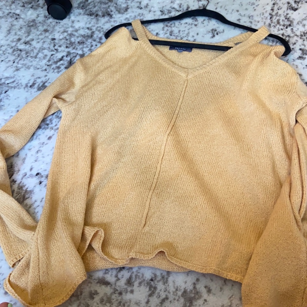 Shoulder cut out sweater